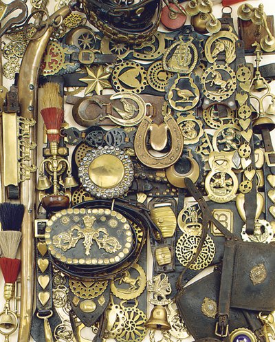 Pferdemessing-Gesichtsstücke und montierte Leder-Martingale, spätes 19. / frühes 20. Jahrhundert von Unbekannt