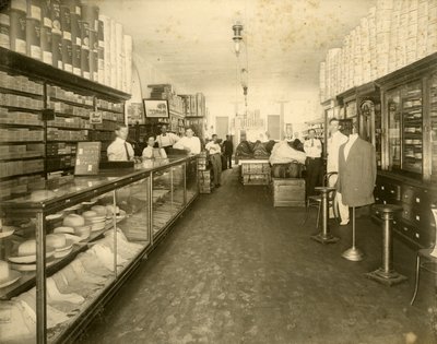 Innenansicht des Schuhgeschäfts John Sewell & Co. in der 304-6 12th Avenue (Flagler Street), ca. 1910 von Unbekannt
