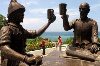 Denkmal namens Sanduguan oder Blutritual, bei dem ein Toast mit Blut zwischen dem spanischen Konquistador Miguel López de Legazpi und dem Sikatuna Filipino inszeniert wird, um das erste Friedensabkommen zu formalisieren. Bool, Bohol, 2019 (Foto) von Unbekannt