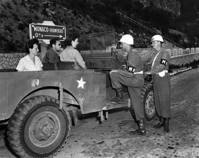 Zweiter Weltkrieg (1939-1945): In der Nähe von Monaco, Französische Riviera, 30. Juni 1945: Zwei WACs im Urlaub und Gäste des US Riviera Recreational Area (USRRA) diskutieren mit zwei US-Armee-Militärpolizisten am Rande von Monaco von Unbekannt