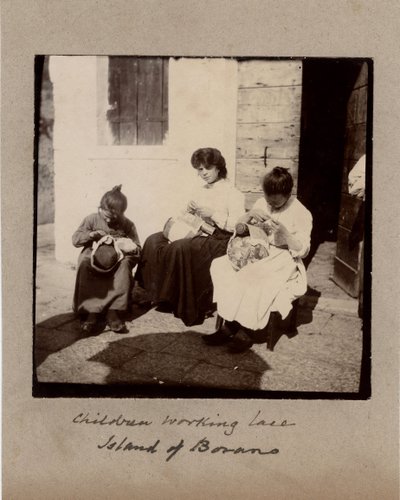 Kleine Berufe: junge Mädchen, die auf der Insel Burano, Venedig, häkeln (Stickereien). 19. Jahrhundert von Unbekannt