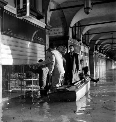 Markusplatz während der Überschwemmungen in Venedig (Phänomen der acqua alta) Hochwasser in Venedig - 1960er Jahre von Unbekannt