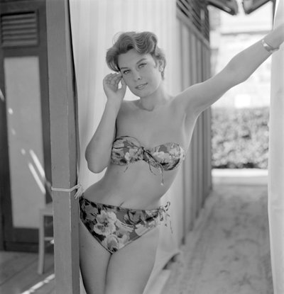 Die Schauspielerin Pina Bootie am Strand von Venedig Lido - 1957 von Unbekannt