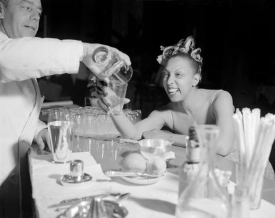 Die Popsängerin und Tänzerin Josephine Baker beim Internationalen Filmfestival in Venedig Lido - 1948 von Unbekannt