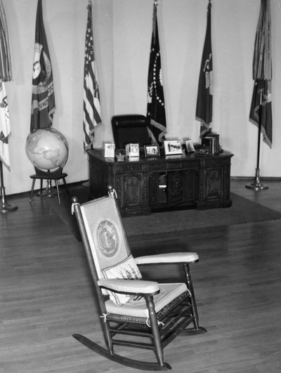 Der berühmte Schaukelstuhl von Präsident John Fitzgerald Kennedy, sein Schreibtisch und andere Erinnerungsstücke. Mailand. 1965 von Unbekannt