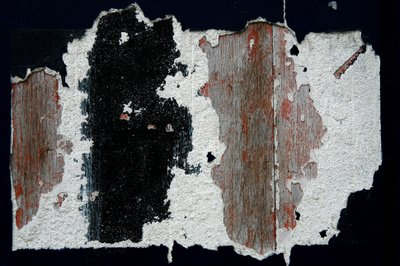 Zeitmarken. Abstrakte Kunst zeigt Formen als Zeugen der vergehenden Zeit. Farbflecken auf Holz. Fotografie von Michel Lunardelli von Unbekannt