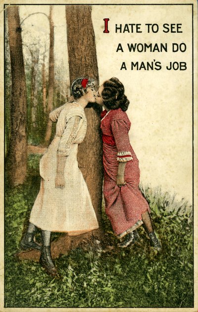 Vintage-Postkarte mit zwei küssenden Frauen, "Ich hasse es, wenn eine Frau die Arbeit eines Mannes macht" 1914 von Alec Hunter
