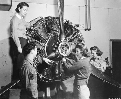 Wespen lernen, woher die Kraft im B-17 Flying Fortress-Motor kommt, während sie an der B-17-Pilotenausbildung auf dem Lockbourne AAB teilnehmen. Sie arbeiten am Propellermechanismus, während ein Crew-Chief zusieht. Sie sind (v.l.n.r.): Patricia Bowser, Ann von Benjamin Baud