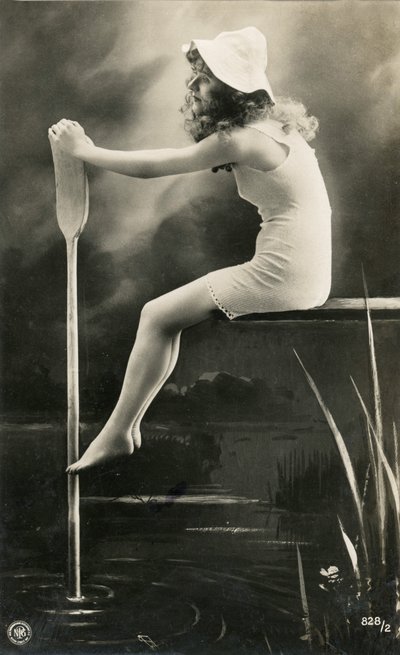 Frau im Nachthemd, ca. frühe 1900er (Postkarte) von Alec Hunter