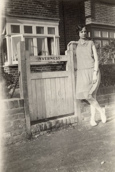 Frau vor dem Inverness B&B, Broadstairs, Kent, ca. 1920er Jahre von Unbekannt