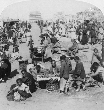 Ein Markt in der nördlichen Tartar-Stadt, Blick auf den Trommelturm, Peking, China von Underwood and Underwood