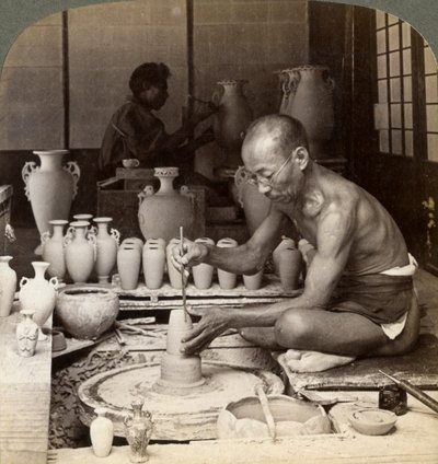 Ein Töpfer und sein Rad, formt eine Vase aus Awata-Porzellan, Kinkosan-Werke, Kyoto, Japan, 1904 von Underwood and Underwood