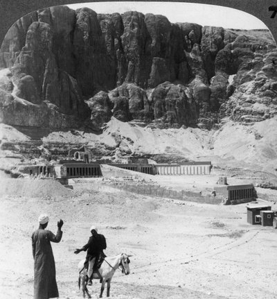 Jahrhunderte lang begraben - Kolonnaden-Terrassen des Tempels in Der-el-Bahri, Theben, Ägypten, 1905 von Underwood and Underwood
