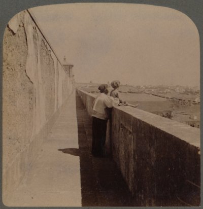 Langer Spaziergang entlang des alten Aquädukts - 1729-49 - versorgt die Stadt mit Wasser, Lissabon, Portugal, 1902 von Underwood and Underwood