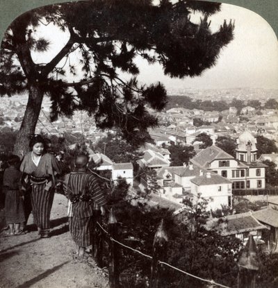 Blick nach Südosten von den mit Kiefern gekrönten Höhen des Suwa-yama über Kobe, Japan, 1904 von Underwood and Underwood