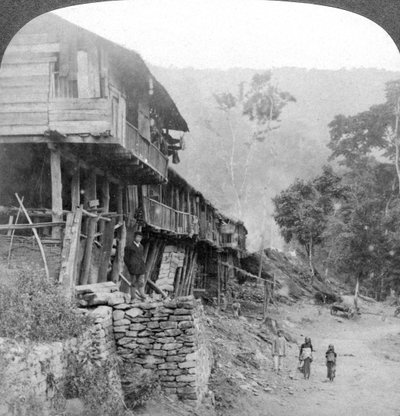 Einheimisches Dorf, Teesta-Brücke bei Darjeeling, Indien, 1903 von Underwood and Underwood