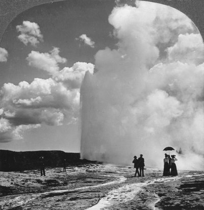 Old Faithful Geysir, Yellowstone-Nationalpark, USA, frühes 19. Jahrhundert von Underwood and Underwood