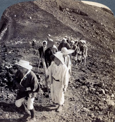 Pilger am Ende ihres Aufstiegs auf den Berg Fuji Fujiyama, Japan, 1904 von Underwood and Underwood