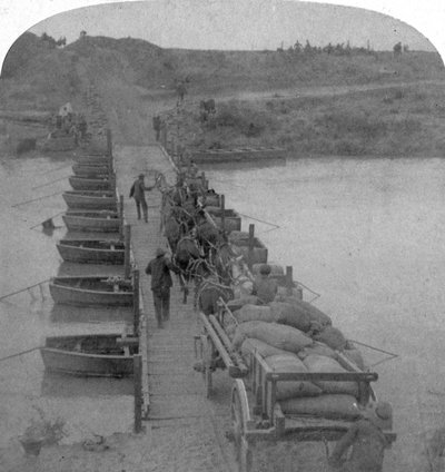 Pontoonbrücke über den Modder River, Burenkrieg, Südafrika, 1900 von Underwood and Underwood