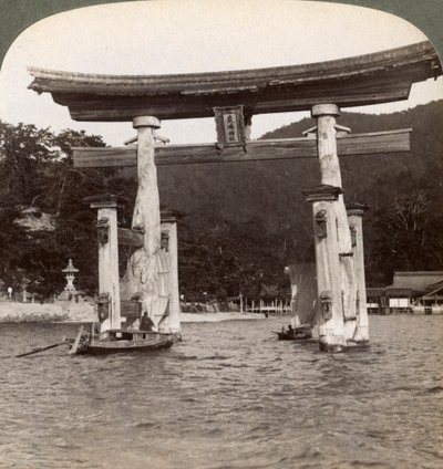 Heiliges Torii-Tor, das aus dem Meer ragt, Itsukushima-Schrein, Miyajima-Insel, Japan, 1904 von Underwood and Underwood