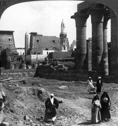 Die muslimische Moschee im Hof des Luxor-Tempels, Theben, Ägypten, 1905 von Underwood and Underwood