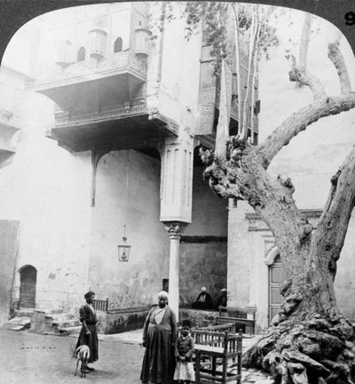 Die Haremfenster im Hof eines wohlhabenden Hauses in Kairo, Ägypten, 1905 von Underwood and Underwood