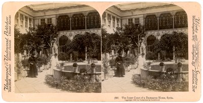 Der Innenhof eines Hauses in Damaskus, Syrien, 1900 von Underwood and Underwood