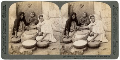 Frauen mahlen in der Mühle, Palästina, 1900 von Underwood and Underwood