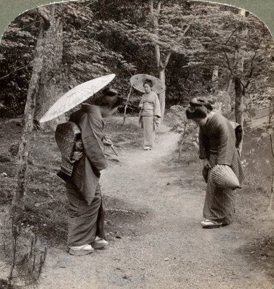 Frauen im Garten des Kinkaku-ji-Tempels, Kyoto, Japan, 1904 von Underwood and Underwood