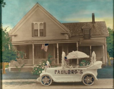 Haus mit dekoriertem Auto davor von Unidentified