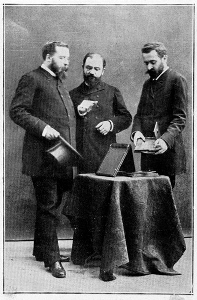 Alphonse Bertillon zeigt anthropometrische Klischees zwei der Polizeipräfekten, unter denen er stand, 25.03.1888 von Unknown artist
