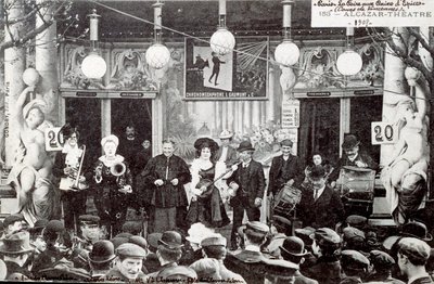 Musikshow auf dem Lebkuchenmarkt vor dem Gebäude des Alcazar-Theaters von Unknown Artist
