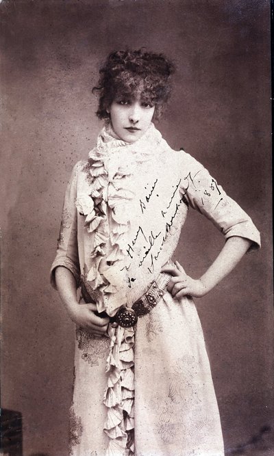 Porträt von Henriette Rosine Bernard genannt Sarah Bernhardt (1844-1923), signierte Fotografie von Unknown artist