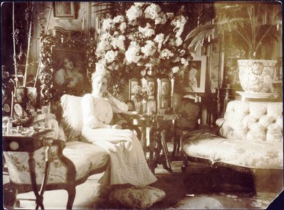 Prinzessin Sinaida Jussupowa im Wohnzimmer des Jussupow-Palastes in St. Petersburg von Unknown Artist