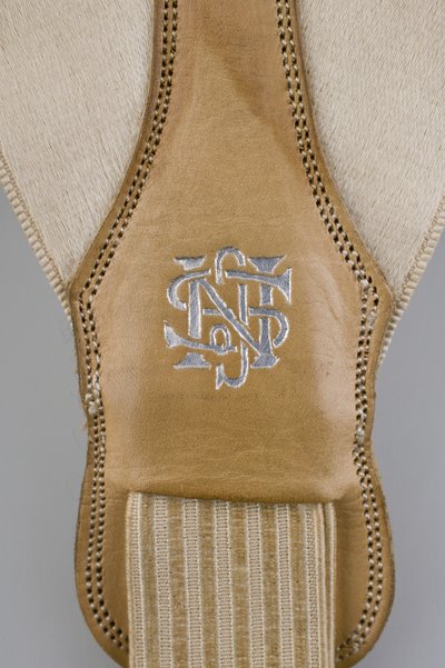 Hosenträger, ca. 1880 (Detailansicht), bestickter weißer Satin, Leder, Silber, Hersteller unbekannt von Unknown artist