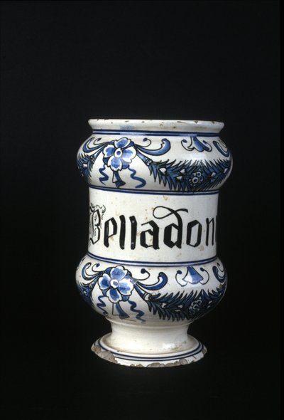 Apothekentopf aus dem 16. Jahrhundert mit Belladonna, giftiges Kraut, das in der Pharmazie verwendet wird. Museum für Wissenschaft und Technologie, Mailand von Unknown artist