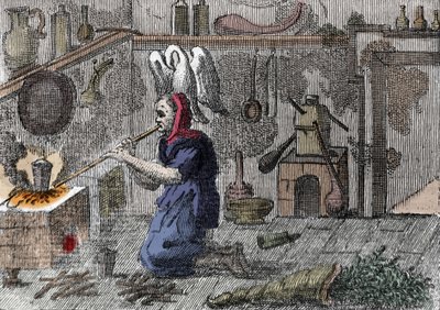 Eine Hexe in ihrem Labor, die einen Zaubertrank zubereitet, rechts ein Horn gefüllt mit magischen Kräutern. Gravur aus dem 16. Jahrhundert von Unknown artist