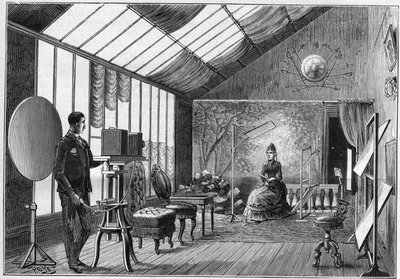 Fotostudio eines Amateurfotografen mit seinen Accessoires in Frankreich im Jahr 1888. In „La nature“ von 1888. von Unknown artist