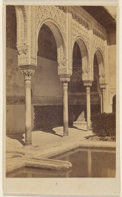 Detail der Säulen, mit Teil des reflektierenden Beckens sichtbar, die Alhambra von Unknown artist