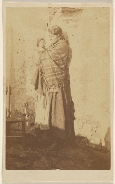 [Unbekannte Frau mit Schal, ein Baby haltend] von Unknown artist/maker