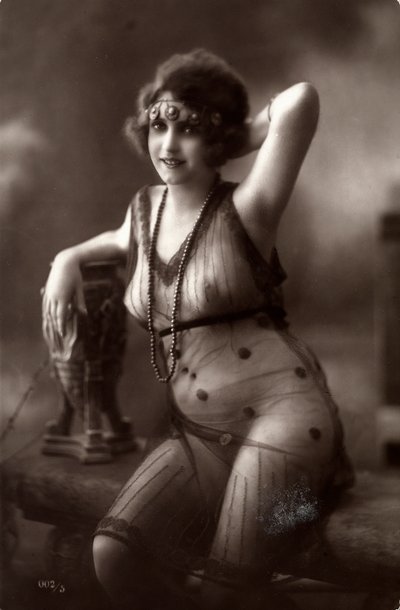 Eine junge Frau sitzt, trägt ein durchsichtiges Kleid von Unknown photographer