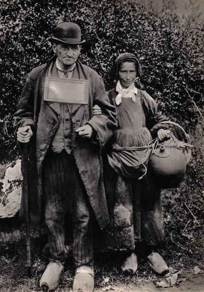 Paar bretonischer Bettler. Fotografie, späte 19. Jahrhundert, Paris. Sammlung Selva von Unknown photographer