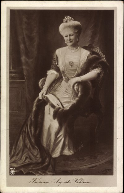 Kaiserin Auguste Viktoria mit Krone und Pelz von Unknown photographer