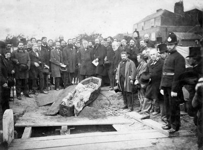 Exhumierung des Körpers von Ugo Foscolo auf dem Friedhof von Chiswick im Jahr 1871 von Unknown photographer