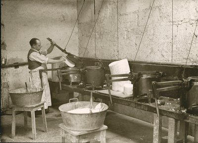 Frankreich, Centre, Indre-et-Loire (37), Tours: Laboratoire Metadier: Ein Mann bereitet die Formen zur Herstellung von Kalmine-Tabletten vor von Unknown photographer