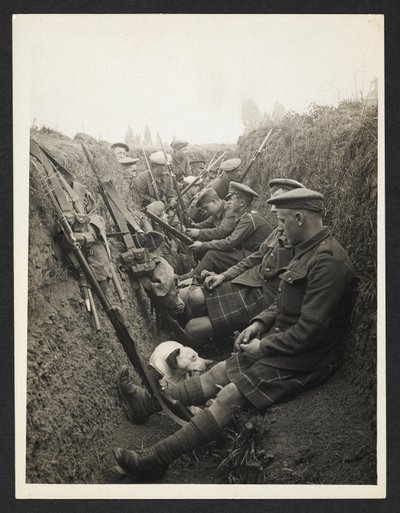 Highland-Territoriale in einem Graben [La Gorgue, Frankreich]. 5. August 1915. von Unknown photographer