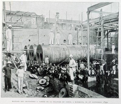 Installation von Dampfkesseln der Baumwollspinnerei Haiphong am 25.09.1899 - in „Le Tonkin en 1900“ von Robert Dubois von Unknown photographer