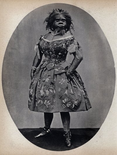 Die Monster, die Hundefrau. Fotografie, späte 19. Jahrhundert, Paris. Sammlung Selva. von Unknown photographer