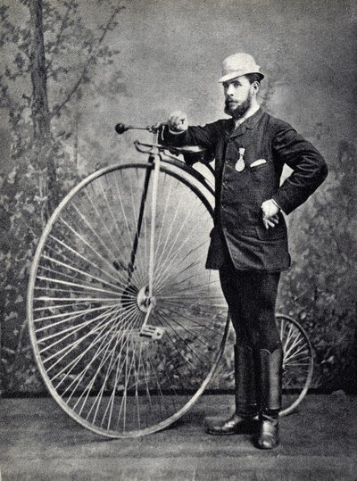 Mann posiert mit dem großen Bi (Grand Bi), dem Vorläufer des Velocipede von Unknown photographer