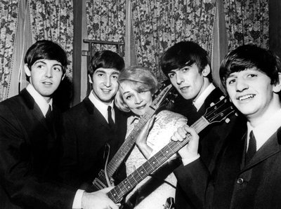 Marlene Dietrich mit der Band Beatles Paul McCartney John Lennon George Harrison und Ringo Starr November 1963 von Unknown photographer